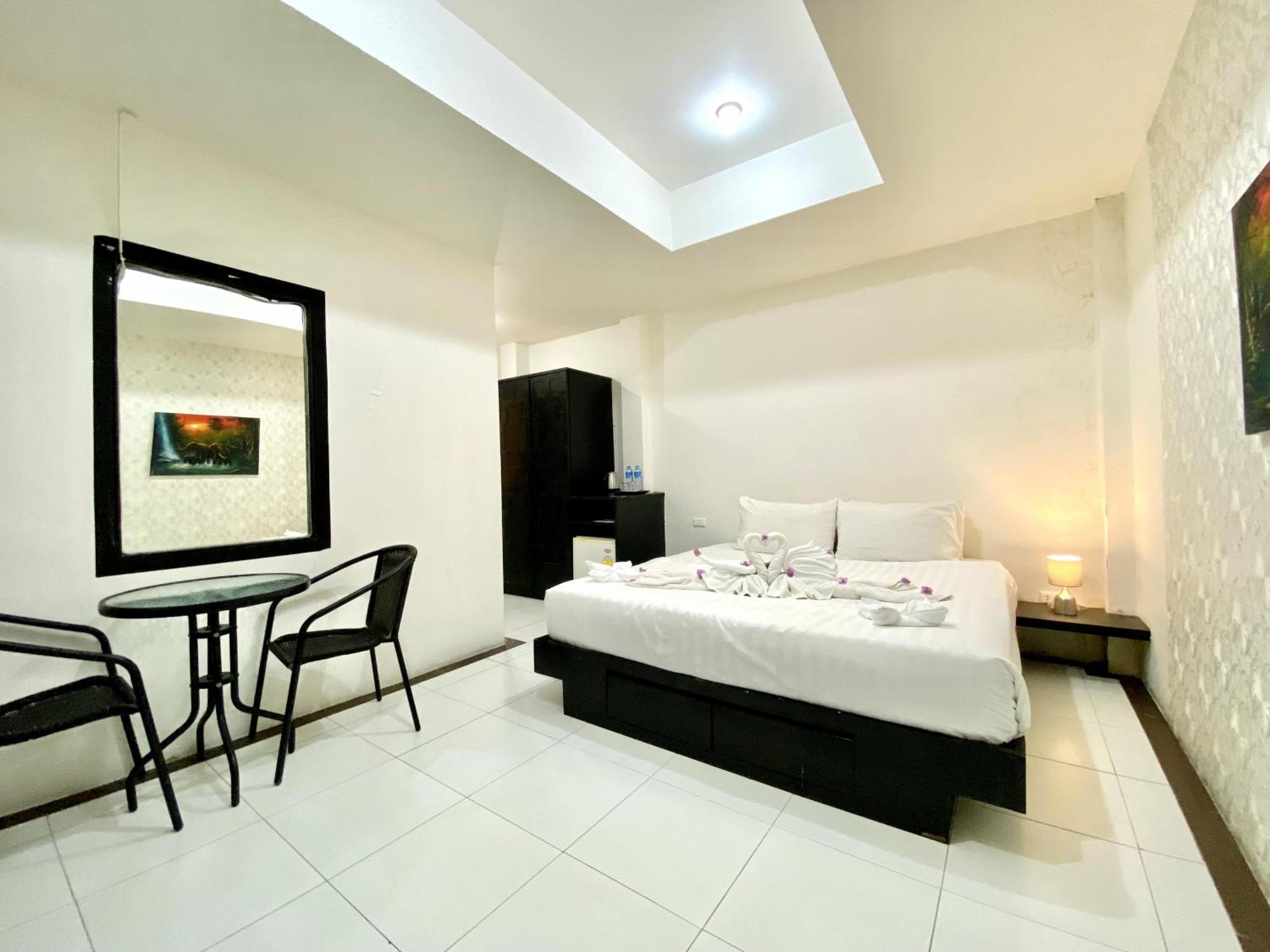 Beachwalk Patong Exterior photo