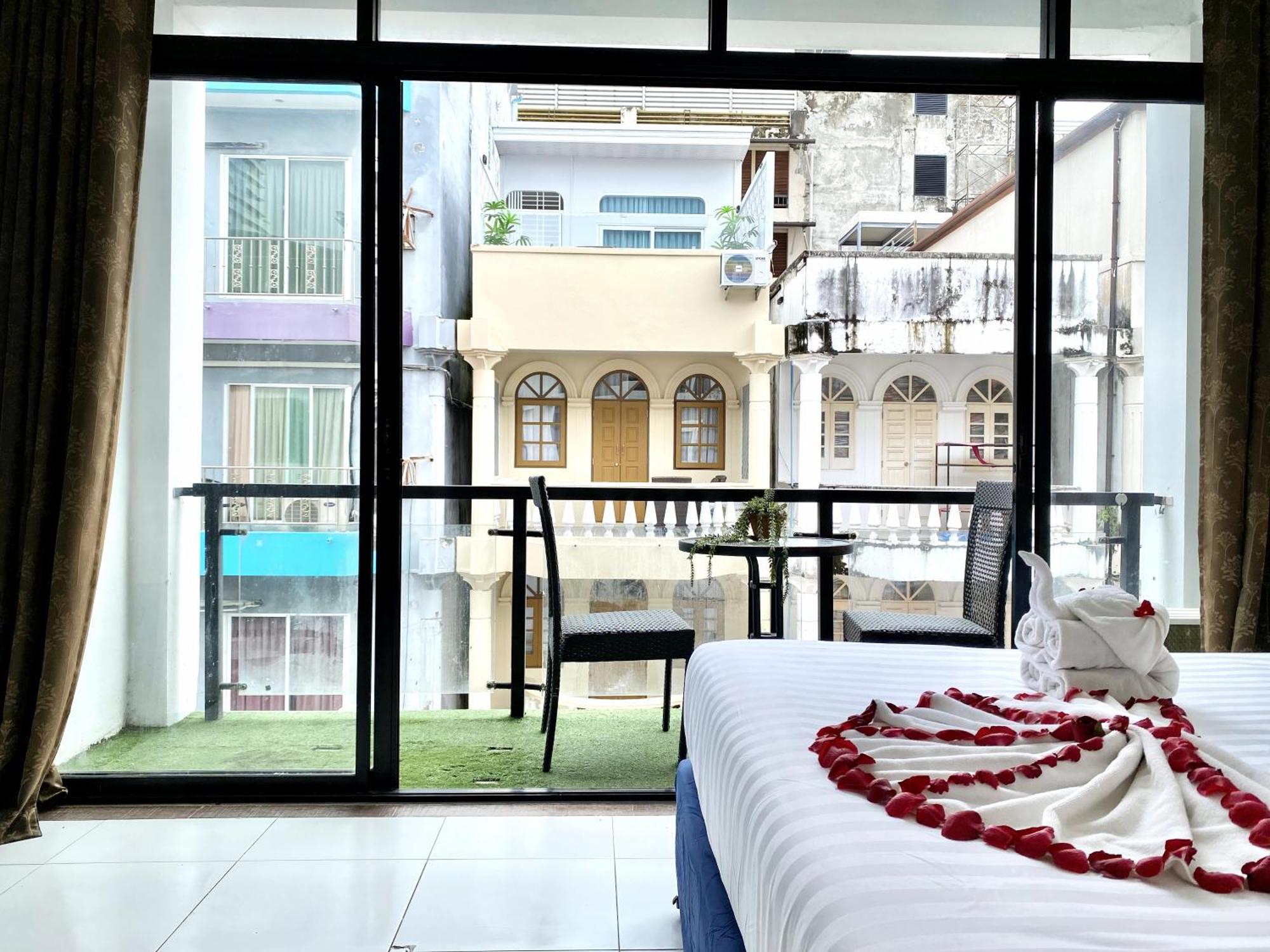 Beachwalk Patong Exterior photo